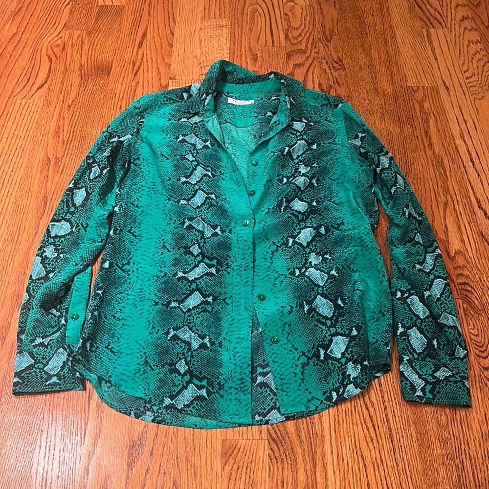 Equipment Femme Woman’s Green Snakeskin Silk Button down Size XS